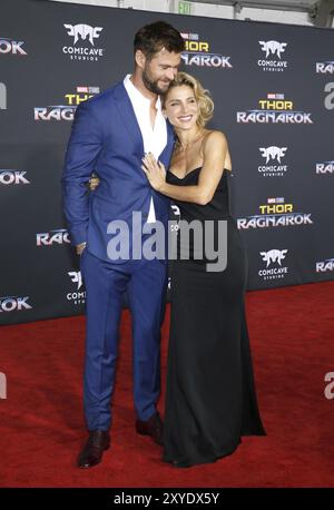 Chris Hemsworth und Elsa Pataky bei der Uraufführung von Thor: Ragnarok am 10. Oktober 2017 im El Capitan Theatre in Hollywood, USA Stockfoto