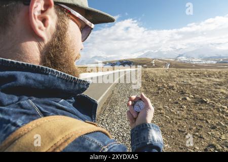 Nahaufnahme Hipster Mann mit einem Kompass auf einem verschneiten Berg Stockfoto