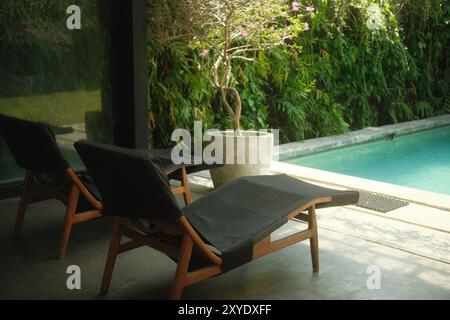 Liegepool, vertikaler Garten und Swimmingpool in einer modernen tropischen Villa Stockfoto