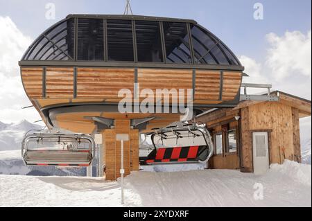 Leere Seilbahn mit einem kaukasischen Berg Stockfoto