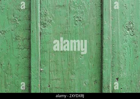 Textur eines Holzbretts in Grün, Risse aus zeitgrüner Farbe auf einer Holzoberfläche Stockfoto