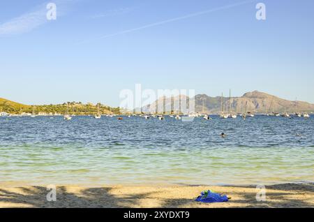 Pollenca Port, Mallorca, Spanien, 08.09.2011 : Yacht und Boote vor Anker im Hafen auf Mallorca. Viele Künstler und Prominente wählten Port de Pollenca A Stockfoto