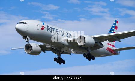 American Airlines Boeing 777 landet mit blauem Himmel. London - 28. August 2024 Stockfoto