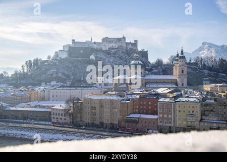 Salzburgs historisches Viertel zur Weihnachtszeit, schneebedeckte Dächer mit Sonnenschein, Österreich, Europa Stockfoto