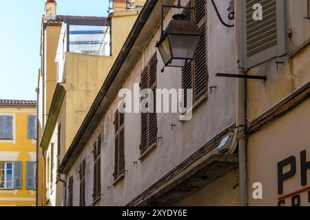 Ajaccio, Korsika - 11. Oktober 2019: Malerische Gasse mit traditionellen Rollläden. Stockfoto