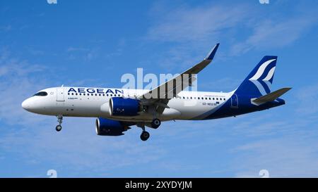 Aegean Airlines Airbus A320 Neo landet mit klarem blauen Himmel. London - 28. August 2024 Stockfoto