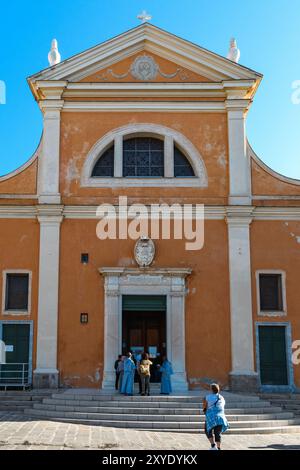 Ajaccio, Korsika - 11. Oktober 2019: Besucher am Eingang einer ikonischen Kirche. Stockfoto