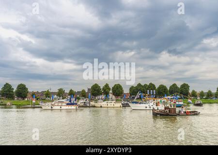 Verschiedene Motoryachten vor dem Stadthafen anlässlich eines Hafenfestes Stockfoto