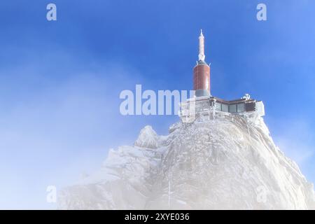 Den Gipfel der Aiguille du Midi in Chamonix, Frankreich im Nebel Stockfoto