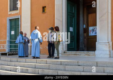 Ajaccio, Korsika - 11. Oktober 2019: Nonnen unterhalten sich mit Besuchern vor der Kirche. Stockfoto