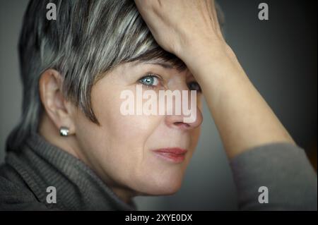 Porträt einer Frau mit grünen Augen, Seitenansicht Stockfoto