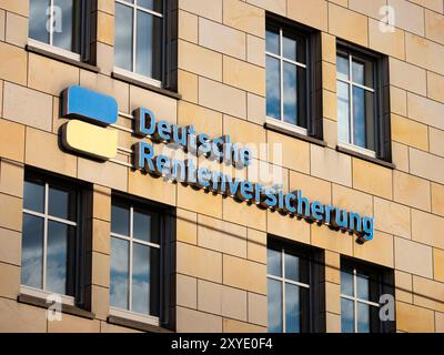 Logoschild der Deutschen Rentenversicherung auf der Außenseite eines Bürogebäudes. Deutsches System zur Finanzierung der Rentenkosten. Stockfoto