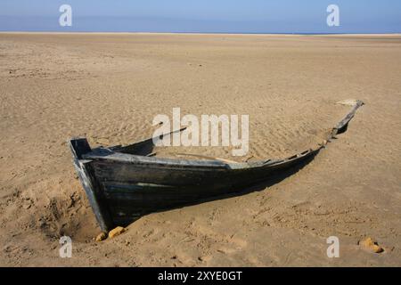 Altes Ruderboot am Strand von Conil de la Frontera/Spanien Stockfoto