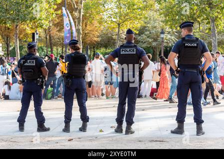 Paris, Frankreich. August 2024. Vier Polizisten bei der Eröffnungszeremonie der Paralympischen Spiele 2024 in Paris auf der Avenue des Champs-Elysées. Quelle: Fabienne Koch/Alamy Live News Stockfoto