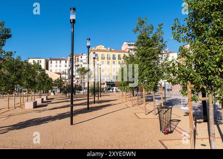 Ajaccio, Korsika - 11. Oktober 2019: Ein ruhiger Stadtpark mit gepflegten Bäumen. Stockfoto