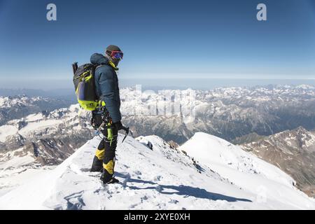 Professioneller, voll ausgestatteter Reiseleiter, Kletterer auf dem schneebedeckten Gipfel des schlafenden Vulkans Elbrus Stockfoto