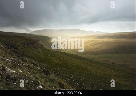 Wunderschöne Landschaft des Nordkaukasus über dem Tal des Berges bei Sonnenuntergang verleiht dem Feld eine wunderschöne Farbe. Lokal beleuchtete Wiesen i Stockfoto