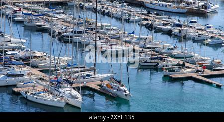 Ajaccio, Korsika - 11. Oktober 2019: Geschäftiger Yachthafen mit einer Reihe von angedockten Segelbooten. Stockfoto