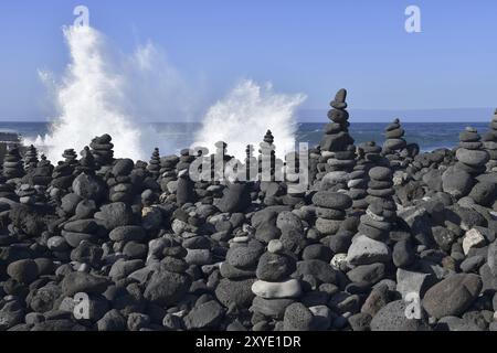 Cairns in einem Steinfeld am Atlantik bei Playa Jardin in Puerto de la Cruz, Teneriffa, Kanarischen Inseln, Spanien, Europa Stockfoto