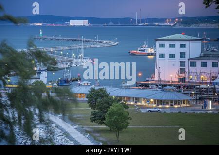 Fischerhafen und Pier in der blauen Stunde Stockfoto