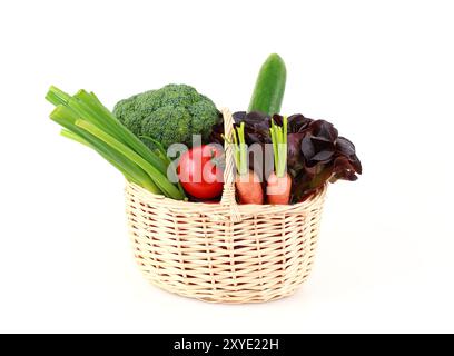 Verschiedene Gemüse und Früchte im Korb auf weißem Hintergrund Stockfoto