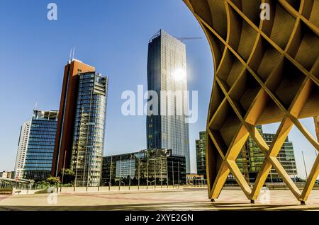 Österreich, 01. August 2013: Blick auf die moderne gelbe Holzskulptur Austria Center in Donau City. DC Tower 1 und Andromeda Tower im Hintergrund, Europa Stockfoto