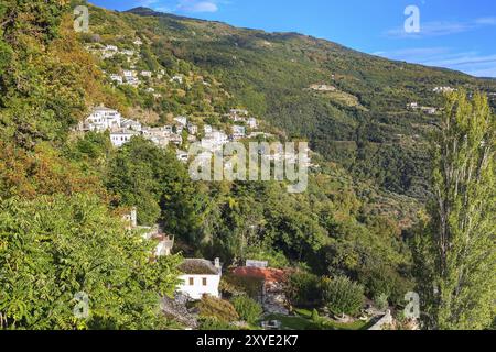 Luftstraße und Blick auf die Häuser im Dorf Makrinitsa in Pelion, Griechenland, Europa Stockfoto