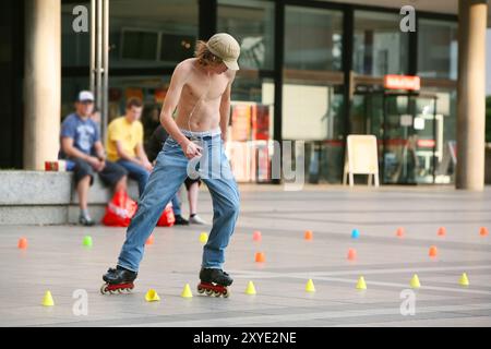 Inlineskater auf einem Parkour im Stadtzentrum, Köln, Nordrhein-Westfalen, Deutschland, Europa Stockfoto