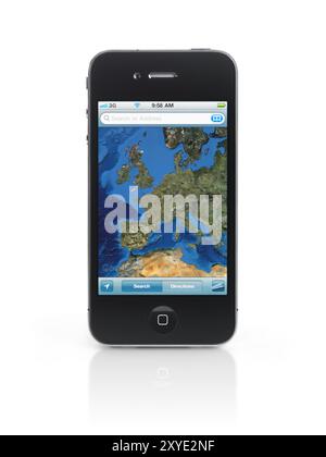 Apple iPhone 4-Smartphone mit Google Maps, die Europa auf dem Display isoliert mit Beschneidungspfad auf weißem Hintergrund zeigen. Hochwertige Fotos Stockfoto