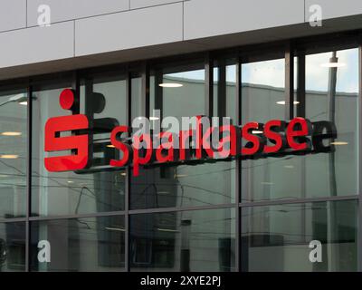 Sparkasse-Logo der deutschen Sparkasse auf einem Gebäude. Rotes Emblem und Schriftzug des Finanzdienstleisters. Stockfoto