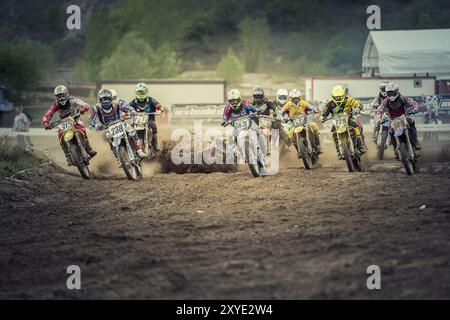 Abstürzender Motocross-Fahrer direkt nach dem Start Stockfoto