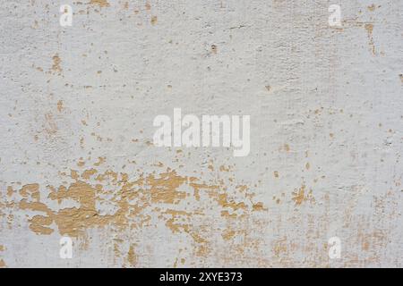 Beige-weiß strukturierter Hintergrund der mehrschichtigen abblätternden Farbe an der Wand. Die Textur mit einem tiefen Muster schleifen Stockfoto