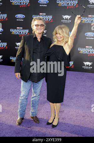 Goldie Hawn und Kurt Russell bei der Premiere von „Guardians of the Galaxy Vol. 2“ in Los Angeles, die am 19. April im Dolby Theater in Hollywood, USA, stattfand, Stockfoto