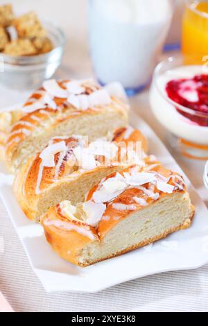 Gesundes Frühstück oder Snack mit Joghurt, Pfannkuchen und frischem Obst Stockfoto