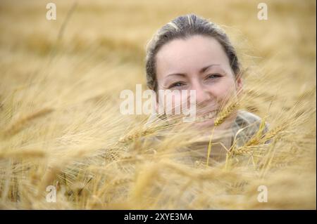 Porträt einer jungen Frau in einem Maisfeld Stockfoto