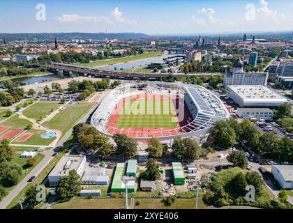 Dresden, Deutschland. August 2024. Die Sonne scheint auf das Heinz-Steyer-Stadion im Sportpark Ostra in der Nähe der Elbe-Altstadt. Nach gut zwei Jahren Bauzeit wird das Stadion am 30. August 2024 eröffnet. (Luftaufnahme mit Drohne) Credit: Robert Michael/dpa/Alamy Live News Stockfoto