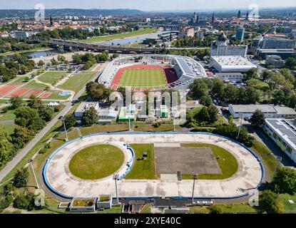 Dresden, Deutschland. August 2024. Die Sonne scheint auf das Heinz-Steyer-Stadion im Sportpark Ostra in der Nähe der Elbe-Altstadt. Nach gut zwei Jahren Bauzeit wird das Stadion am 30. August 2024 eröffnet; im Vordergrund ist die Eislaufbahn zu sehen. (Luftaufnahme mit Drohne) Credit: Robert Michael/dpa/Alamy Live News Stockfoto