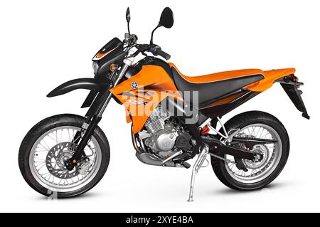 Orange Yamaha XT 125 X 2006 Super-Motard-Motorrad für Rennsport und Geländeeinsatz mit Viertaktmotor, isoliert mit einem Schnittpfad auf weißem Hintergrund Stockfoto