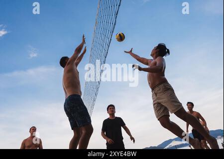 Multinationale Spieler spielen im Sommer Beachvolleyball in Vietnam. Nha Trang, Vietnam - 4. August 2024 Stockfoto