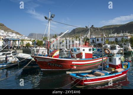 Farbenfrohe Fischerboote im Hafen von Puerto de Mogan Stockfoto