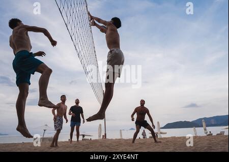 Teams mit multinationalen Spielern spielen Beachvolleyball am Meer in Nha Trang in Asien. Nha Trang, Vietnam - 4. August 2024 Stockfoto