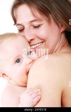 Familienmomente Mama genießt ihr süßes Baby Stockfoto