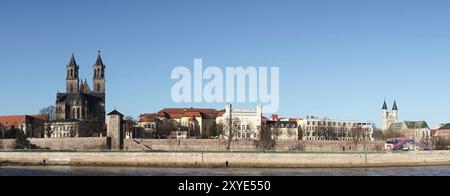 Panorama der Stadt Magdeburg am Elbufer Stockfoto