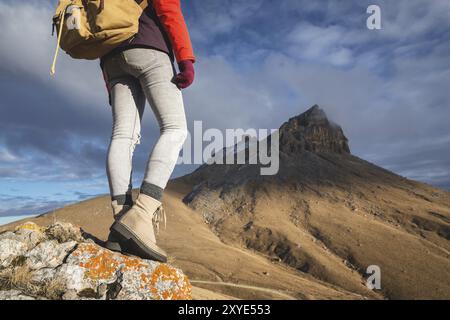 Nahaufnahme von der Rückseite eines Mädchens Reisenden auf dem Hintergrund der epischen Felsen outsdor. Porträt unter dem Gürtel Stockfoto