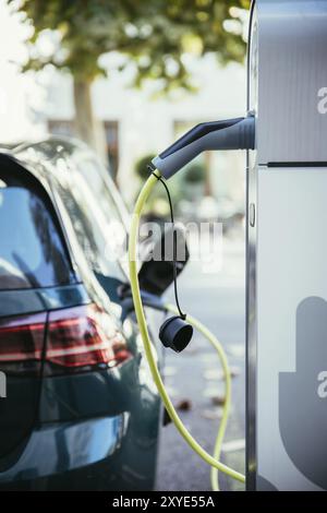 Elektroauto Aufladen mit Ladekabel und führenden Punkt Aufzuladen Stockfoto