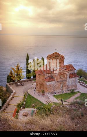 Ohrid, Nordmakedonien, Sonnenuntergang über dem See und St. John in der Kaneo Kirche Stockfoto