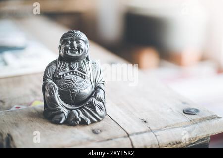 Feng Shui: Buddha-Statue auf einem Tisch im eigenen Wohnzimmer Stockfoto