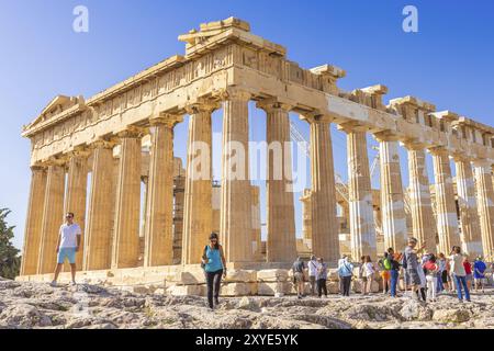 Athen, Griechenland, 14. Oktober 2016: Touristen in der Nähe des Parthenon-Tempels in der Akropolis in Athen, Griechenland, Europa Stockfoto