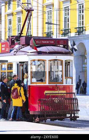 Lissabon, Portugal, 27. März 2018: Rote Touristenbahn, Symbol von Lissabon und Marktplatz, Europa Stockfoto