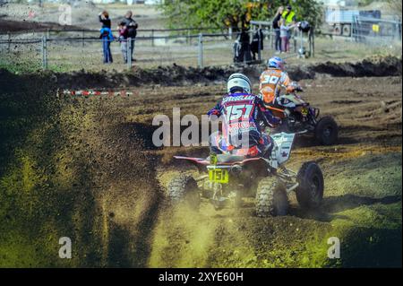 2 Quads in der Rückansicht auf das Kreuz verfolgen Stockfoto